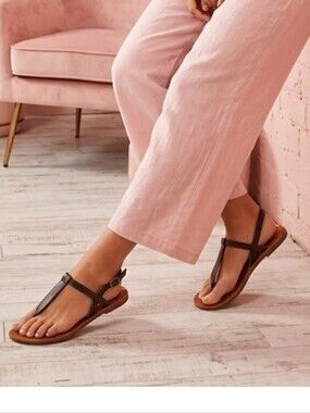 Pink Studio Women’s Brown Leather T-Strap Thong  Sandals Sz 8